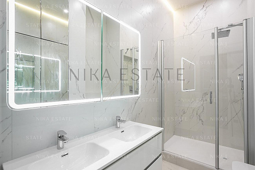 4 Bedrooms. Grand Entrance — 12
