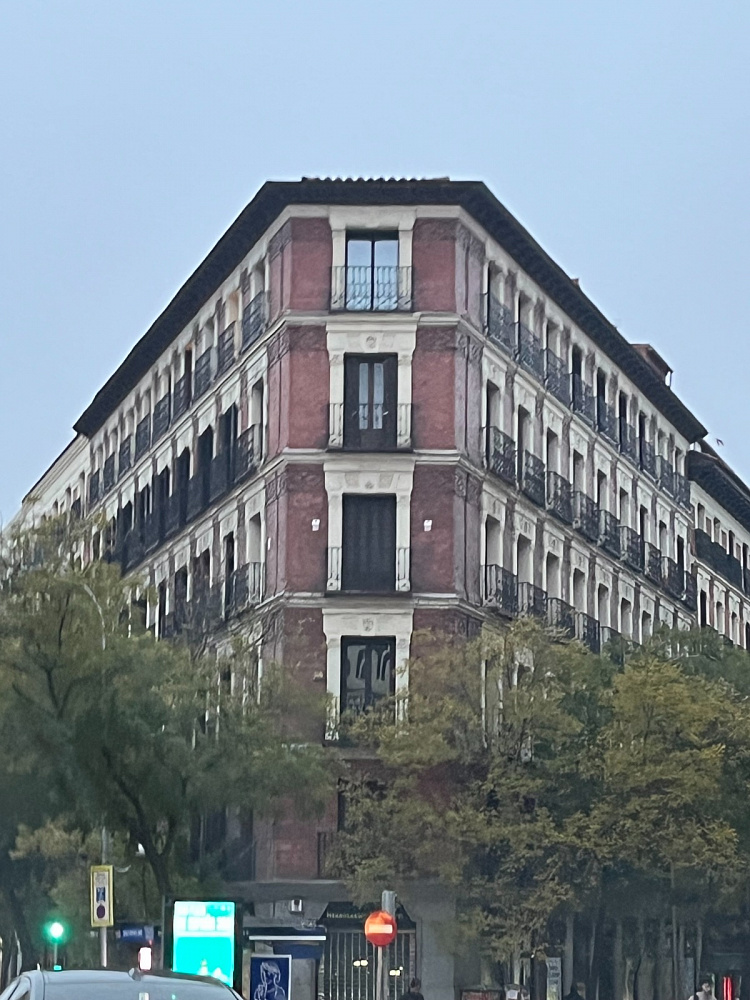Alcalá, Recoletos — квартира с 11 балконами