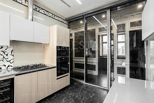 4 Bedrooms. Grand Entrance — 8
