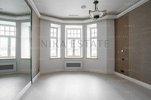 4 Bedrooms. Grand Entrance — 9