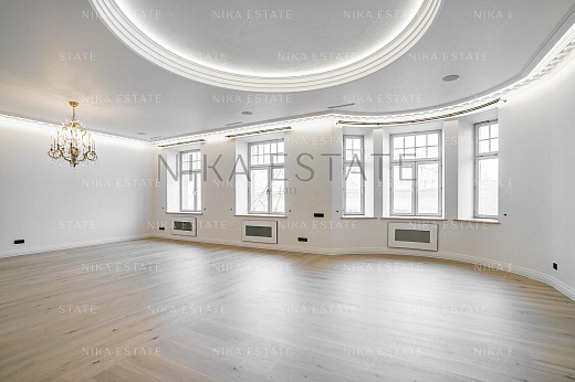 4 Bedrooms. Grand Entrance — 2